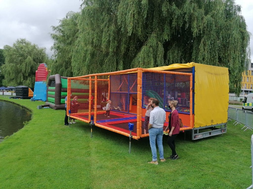 trampolines met ballendorp / trampolines avec bain de boules