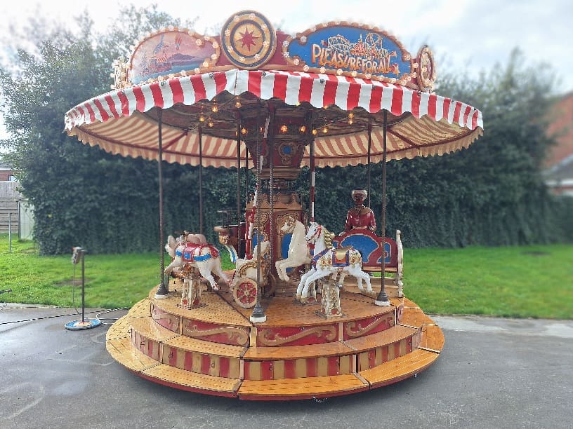 Grote antieke draaimolen - Carrousel antique grand